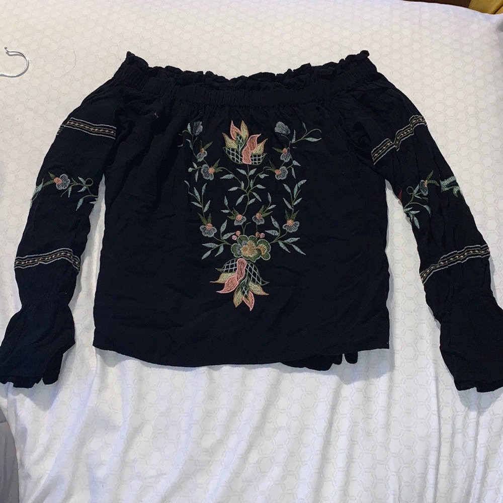 AMERICAN EAGLE Floral Black Off the Shoulder Top